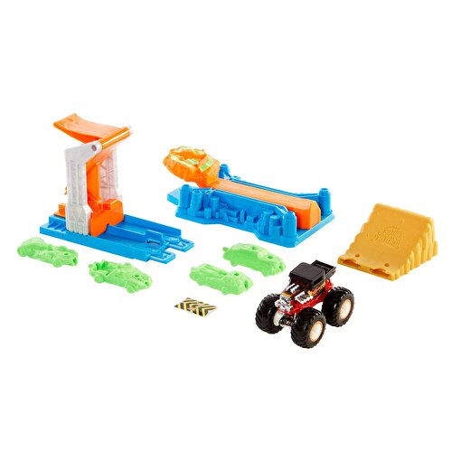 Игровой набор Hot Wheels Monster Trucks Throw and Crash GVK08